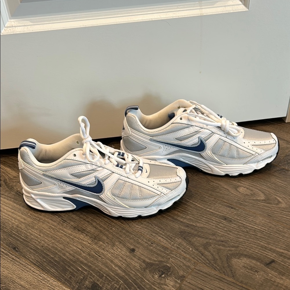 Nike Women’s Attempt III Running Shoes- NIB